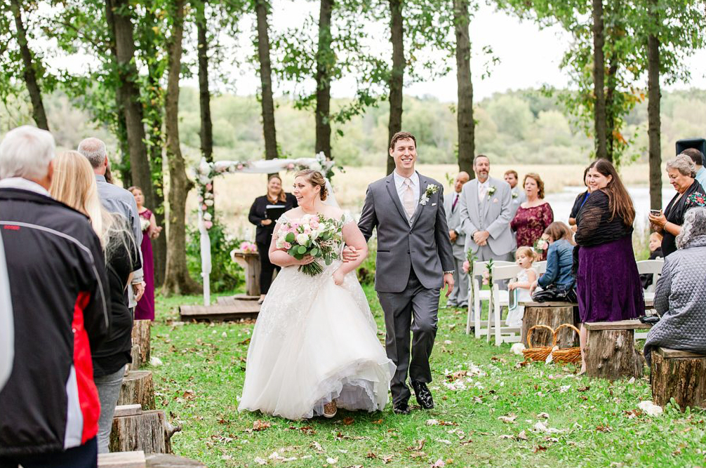 Outdoor Wedding Old Coon Creek Inn Beloit Wisconsin